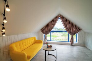 Familie suite, bad (Balcony) | 1 slaapkamer, luxe beddengoed, een minibar, een kluis op de kamer
