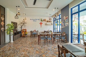 Frokost serveres, lokale og internasjonale retter