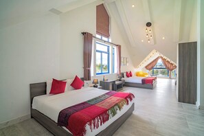 Familiesuite, badekar (Balcony) | Sengetøy av topp kvalitet, minibar, safe på rommet og skrivebord