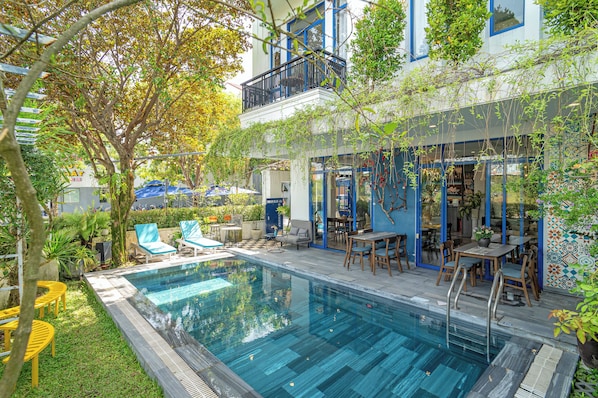 Utendørsbasseng og solsenger