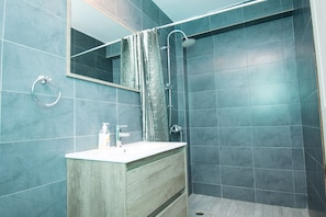 Apartment, Terrace | Bathroom | Shower, hair dryer, shampoo - Stone Palace (Spata-Artemida)