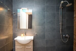 开间, 阳台, 花园景观 | 浴室 | 淋浴设施、吹风机、洗发水