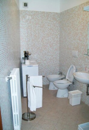 Double Room | Bathroom | Shower, free toiletries, bidet - Affittacamere Vittoria (San Giuliano Milanese)