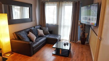 Apartment, 1 Bedroom (1 sofabed - kingsize) | Living area | 55-cm LCD TV with cable channels, Smart TV, Netflix