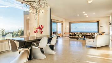 Vila superluxo, 3 quartos, piscina particular | Opções para refeição no quarto