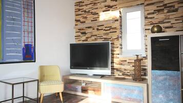 Apartment | Ruang tamu | TV skrin rata, pemain DVD, meja ping pong