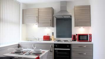 Apartment (Ground Floor) | Private kitchen | Full-size fridge, microwave, oven, stovetop