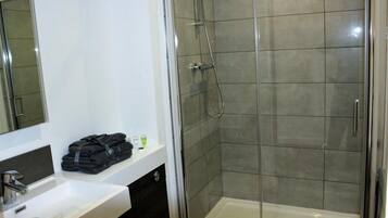 Apartment (Ground Floor) | Bathroom | Free toiletries, hair dryer, towels