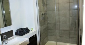 Bathroom - Barnsley Suites (Barnsley)