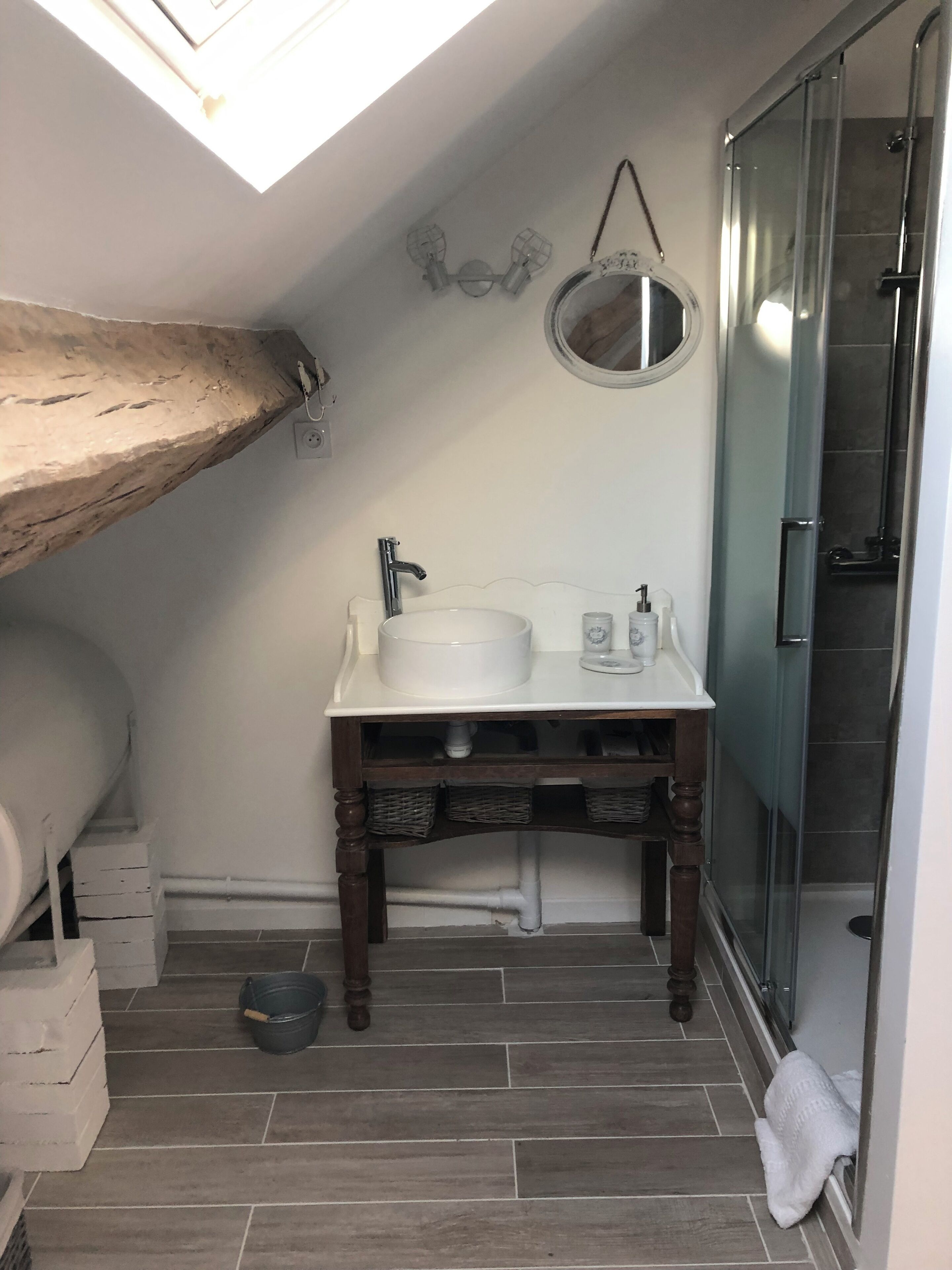 Een douche, een haardroger, handdoeken, zeep