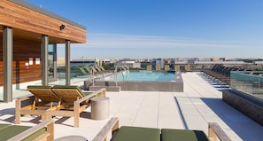 En säsongsöppen utomhuspool