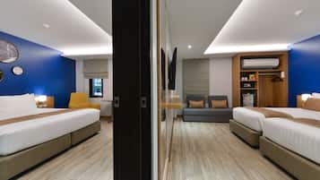 Two Bedroom Family Room | 迷你吧、客房内保险箱、办公桌、遮光窗帘