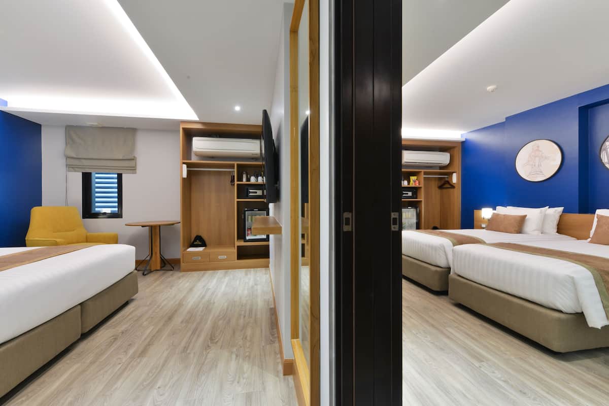 Two Bedroom Family Room | 迷你吧、客房內保險箱、書桌、遮光布/窗簾