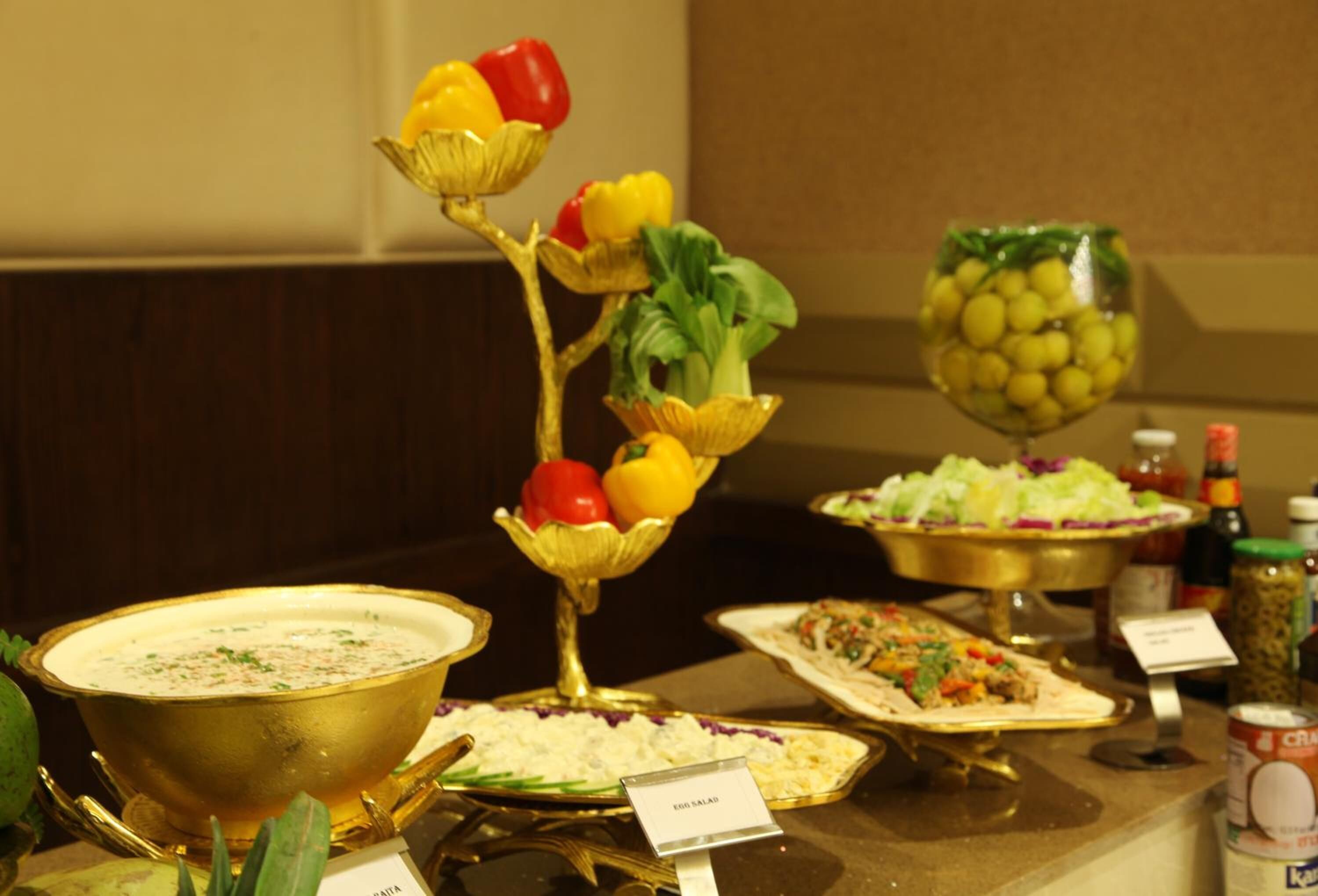 Ein reichhaltiges Buffet mit verschiedenen Speisen, darunter eine Suppe, ein Salat und eine Auswahl an Gerichten.
