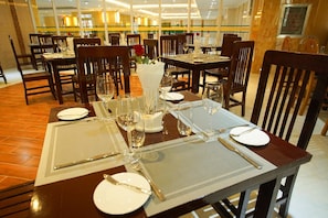 Menyajikan hidangan lokal dan internasional