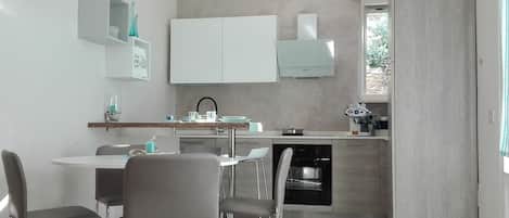 Kühlschrank, Mikrowelle, Ofen, Herdplatte