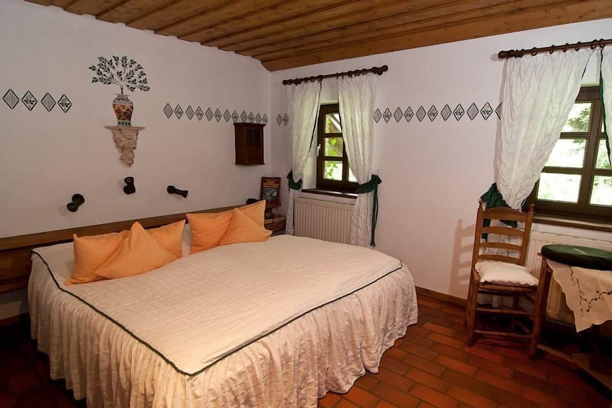 Doppel- oder Zweibettzimmer | Schreibtisch, Zustellbetten, Bettwäsche