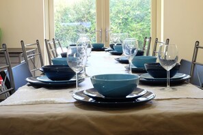 Holiday Home | In-room dining - InnisFree (Bath)