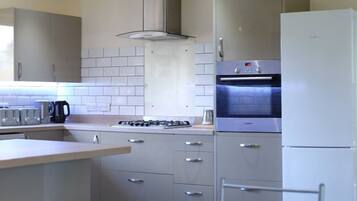 Holiday Home | Private kitchen | Fridge, microwave, oven, stovetop