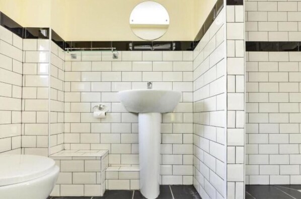 Holiday Home | Bathroom | Combined shower/tub, hair dryer, towels - InnisFree (Bath)