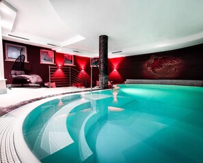 Indoor pool, open 7:00 AM to 9:00 PM, sun loungers - Hotel Lärchenhof (Kaunertal)