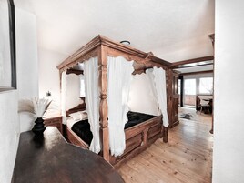 Suite tradicional, vistas a la montaña | Ropa de cama hipoalergénica, caja fuerte, wifi gratis y ropa de cama