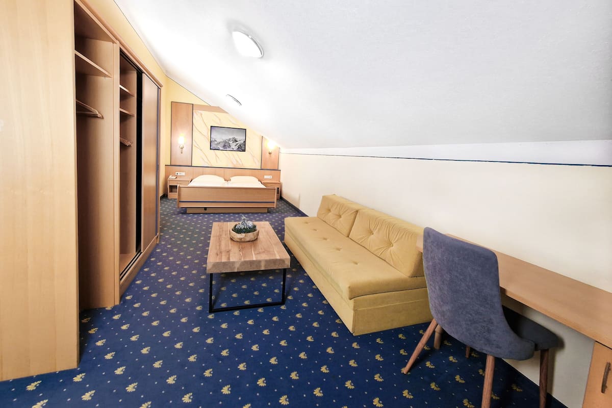 Family Room, Mountain View | Hypo-allergenic bedding, in-room safe, free WiFi, bed sheets
