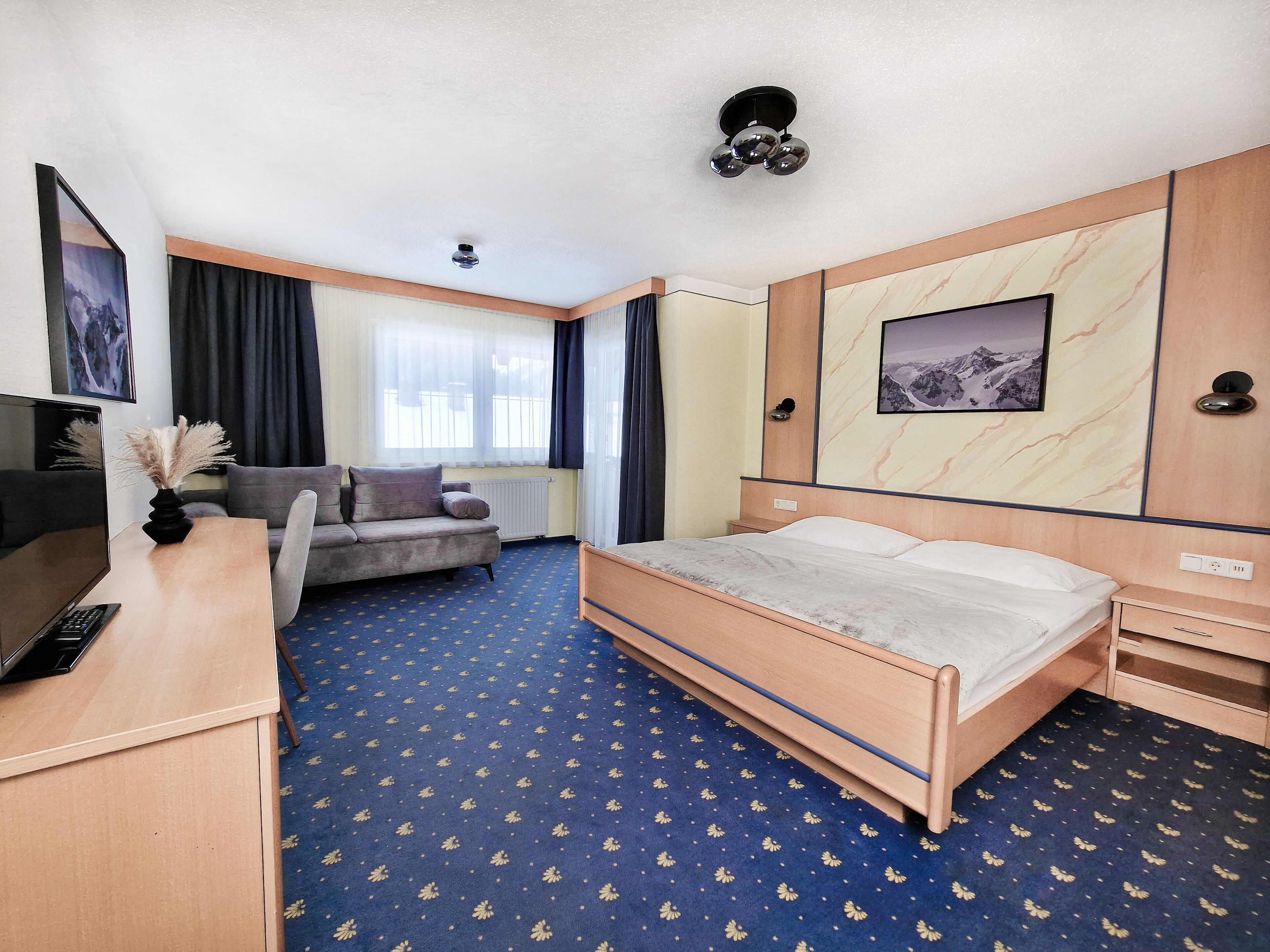 comfort room, mountain view | hypo-allergenic bedding, in-room safe, free wifi, bed sheets