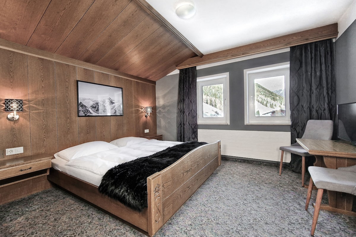 traditional room, mountain view | hypo-allergenic bedding, in-room safe, free wifi, bed sheets