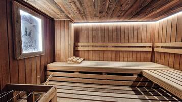 Een sauna met houten banken en een fotokader aan de muur.