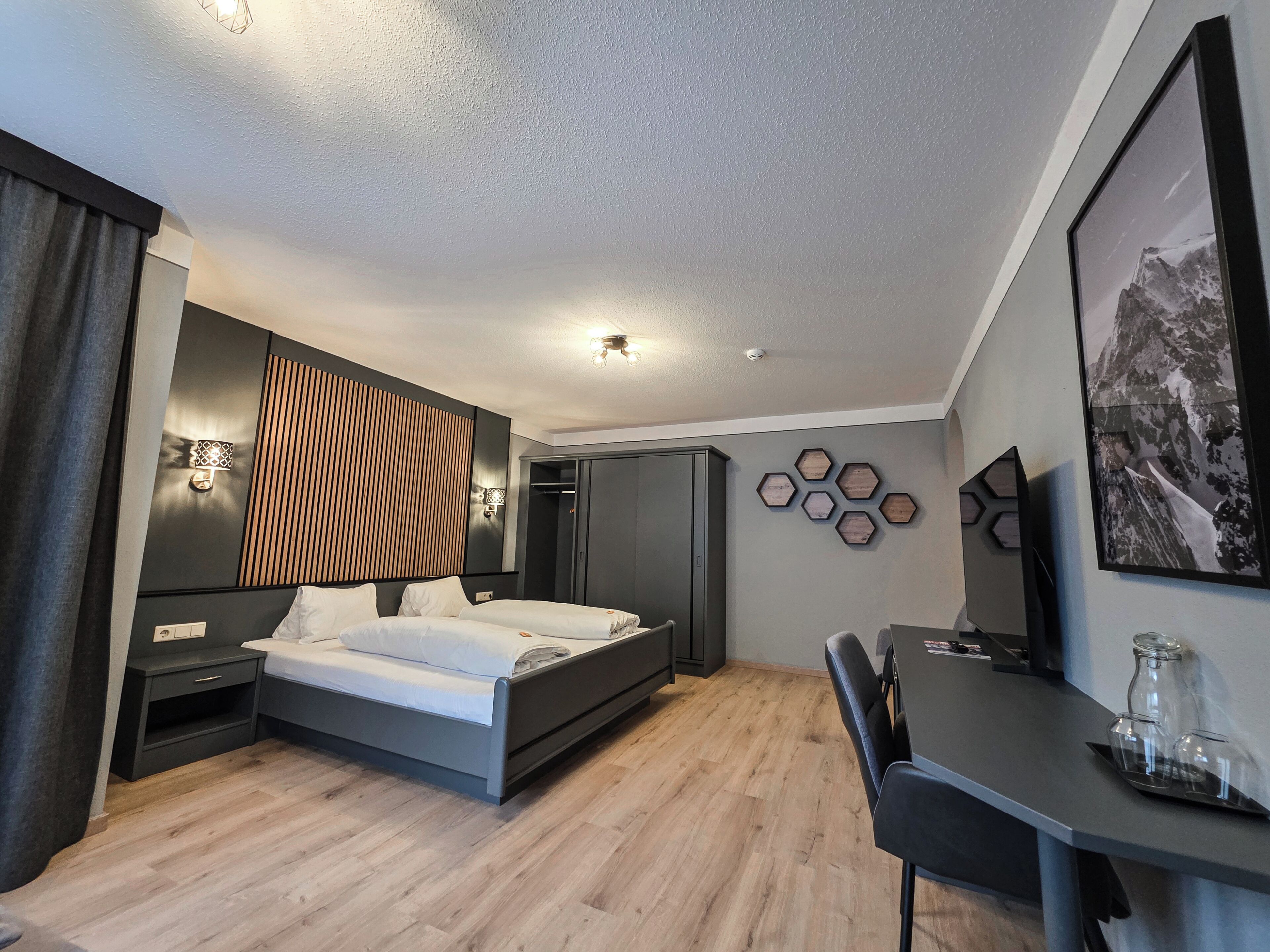 Comfort Room, Mountain View | Hypo-allergenic bedding, in-room safe, free WiFi, bed sheets