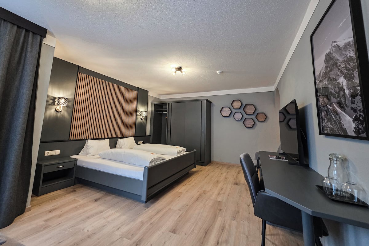 Ropa de cama hipoalergénica y caja de seguridad en la habitación 