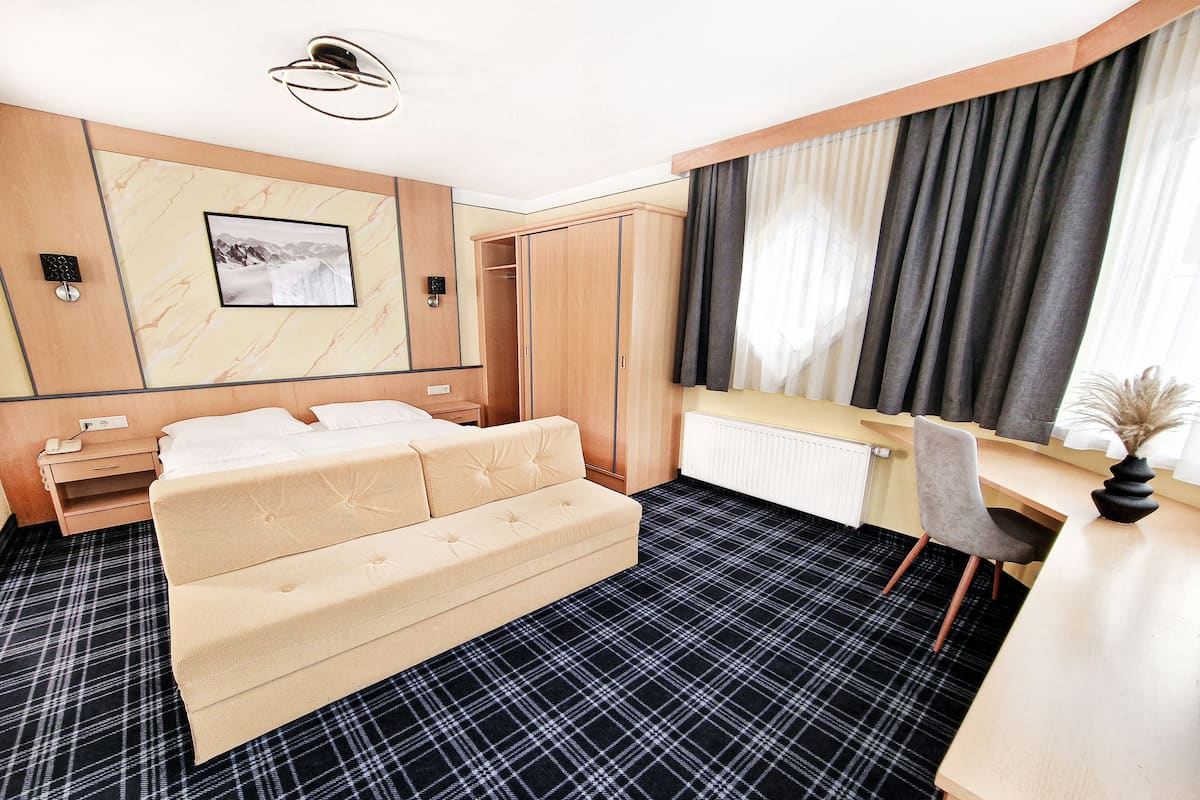 Comfort Room, Mountain View | Hypo-allergenic bedding, in-room safe, free WiFi, bed sheets