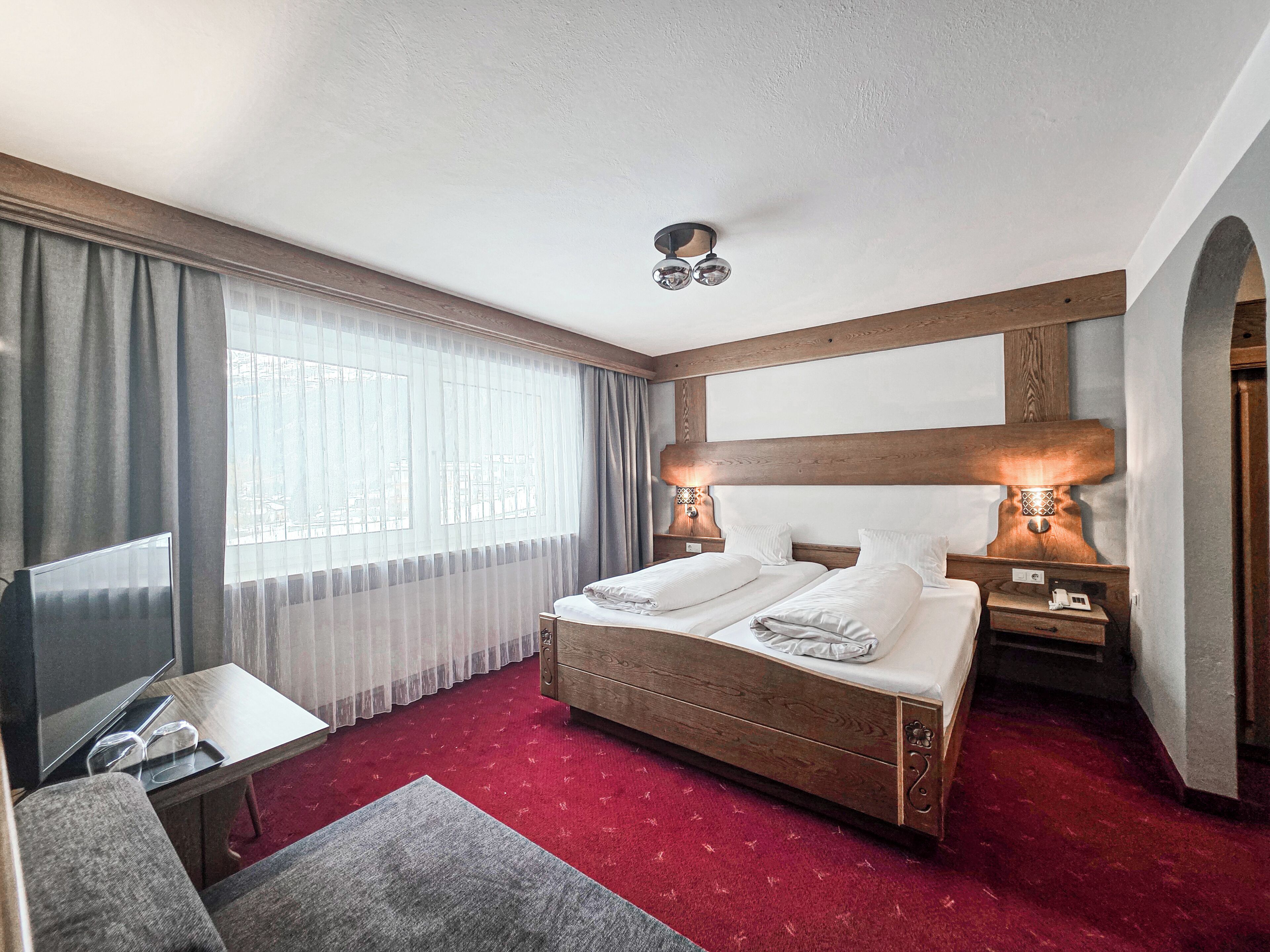 Traditional Room, Mountain View | Hypo-allergenic bedding, in-room safe, free WiFi, bed sheets
