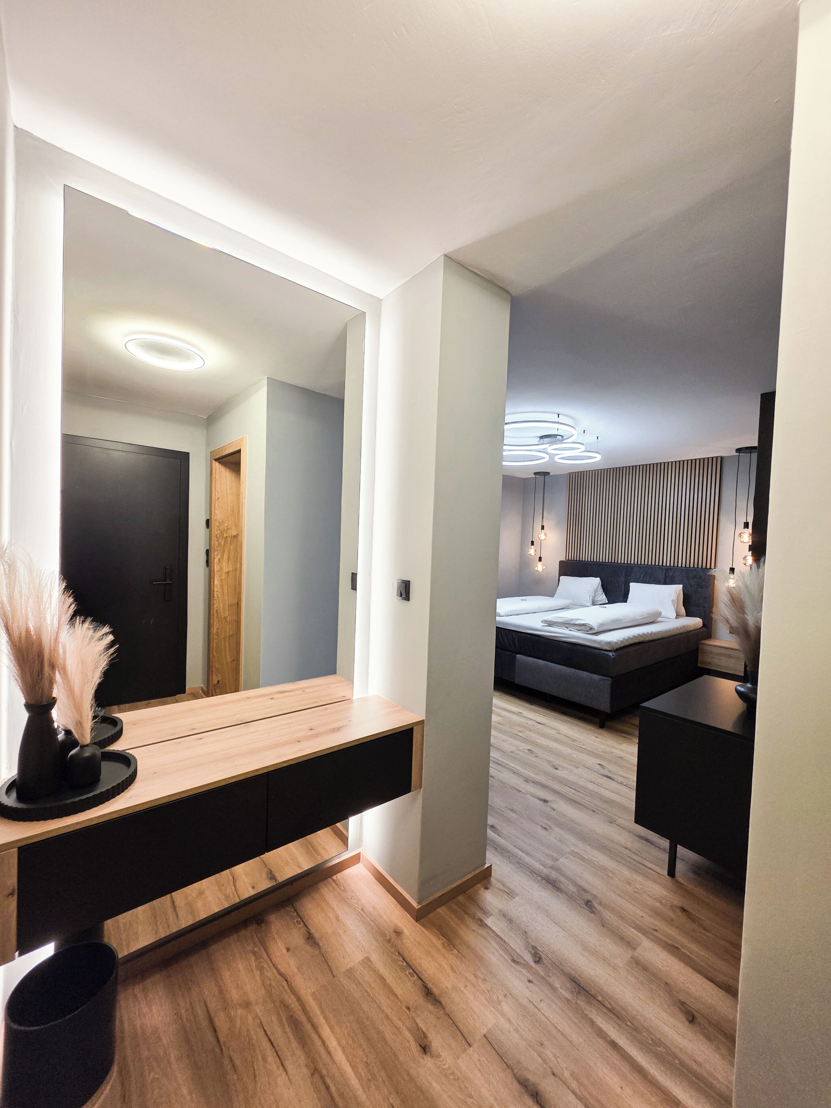 Ropa de cama hipoalergénica y caja de seguridad en la habitación 