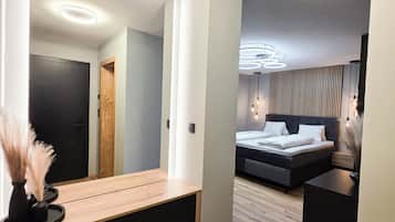 Hypo-allergenic bedding, in-room safe, free WiFi, bed sheets