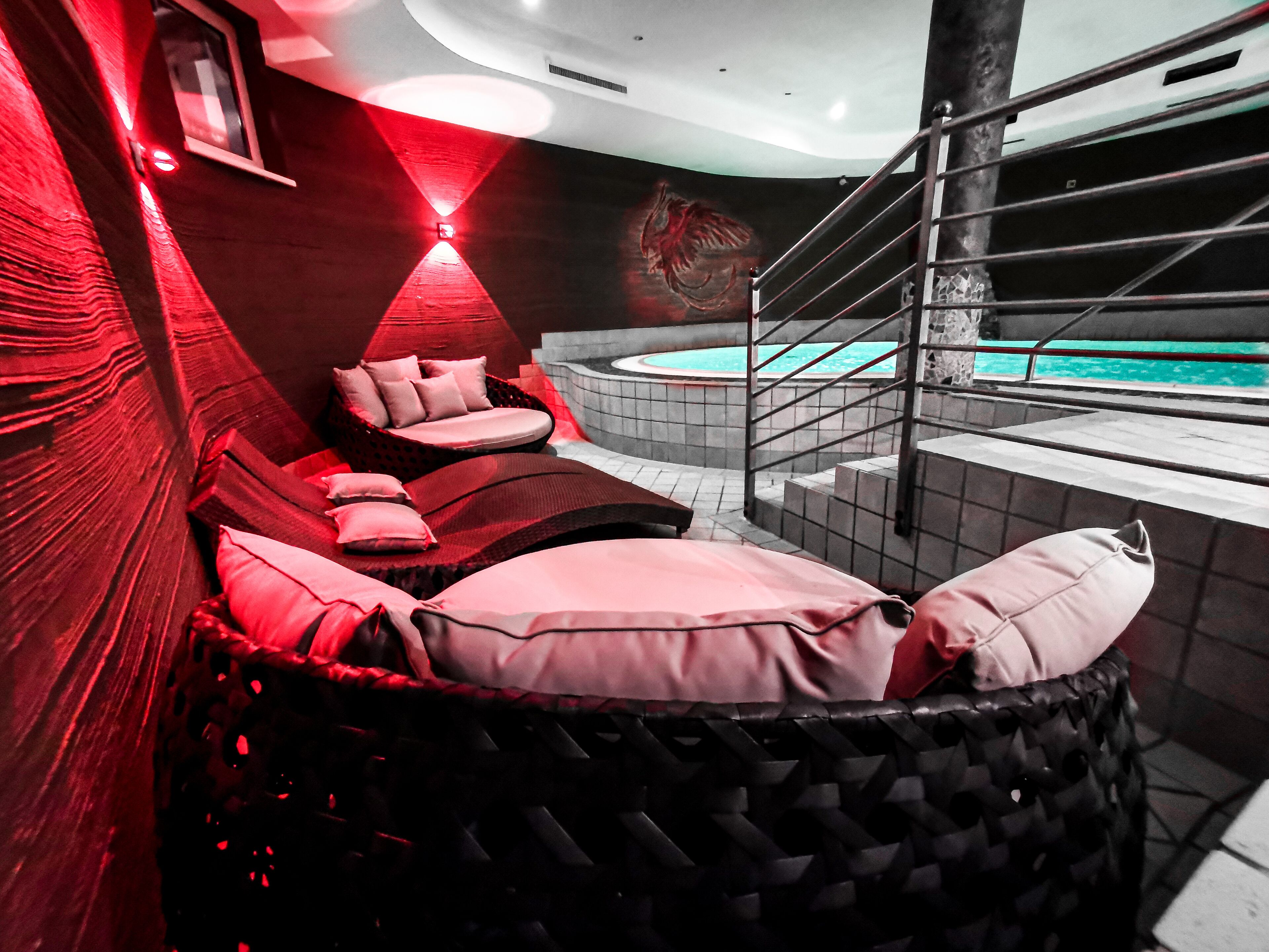 Een binnenzwembad, open van 07.00 uur tot 21.00 uur, en ligstoelen