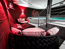 室内游泳池，07:00 至 21:00 开放，日光浴躺椅