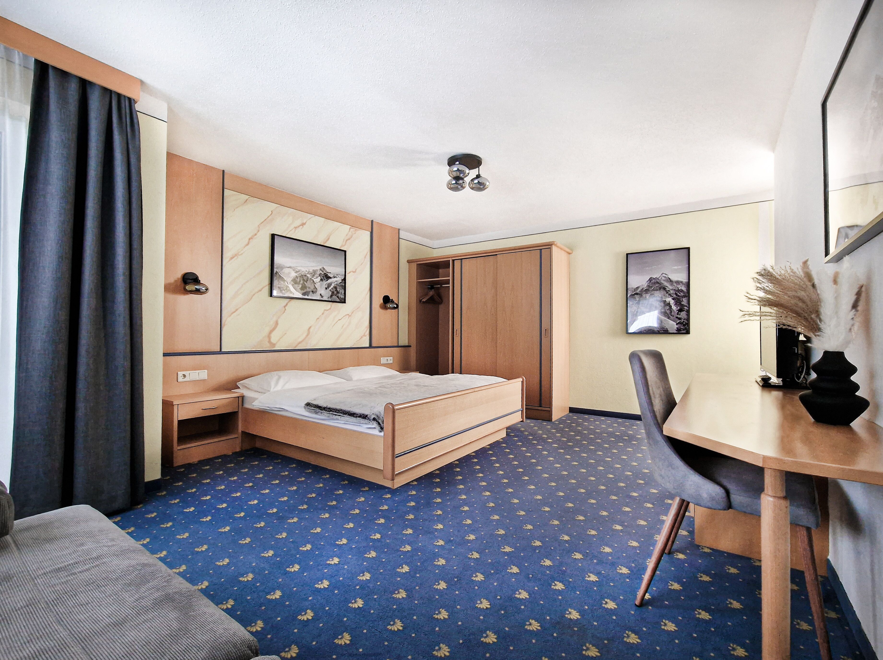 comfort room, mountain view | hypo-allergenic bedding, in-room safe, free wifi, bed sheets