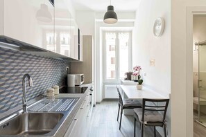 Kühlschrank, Mikrowelle, Ofen, Herdplatte