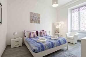 2 bedrooms, in-room safe, desk, iron/ironing board