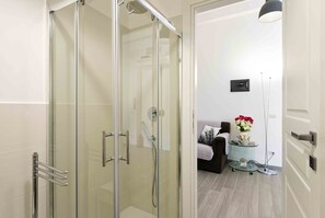 Dusche, Haartrockner, Bidet, Handtücher