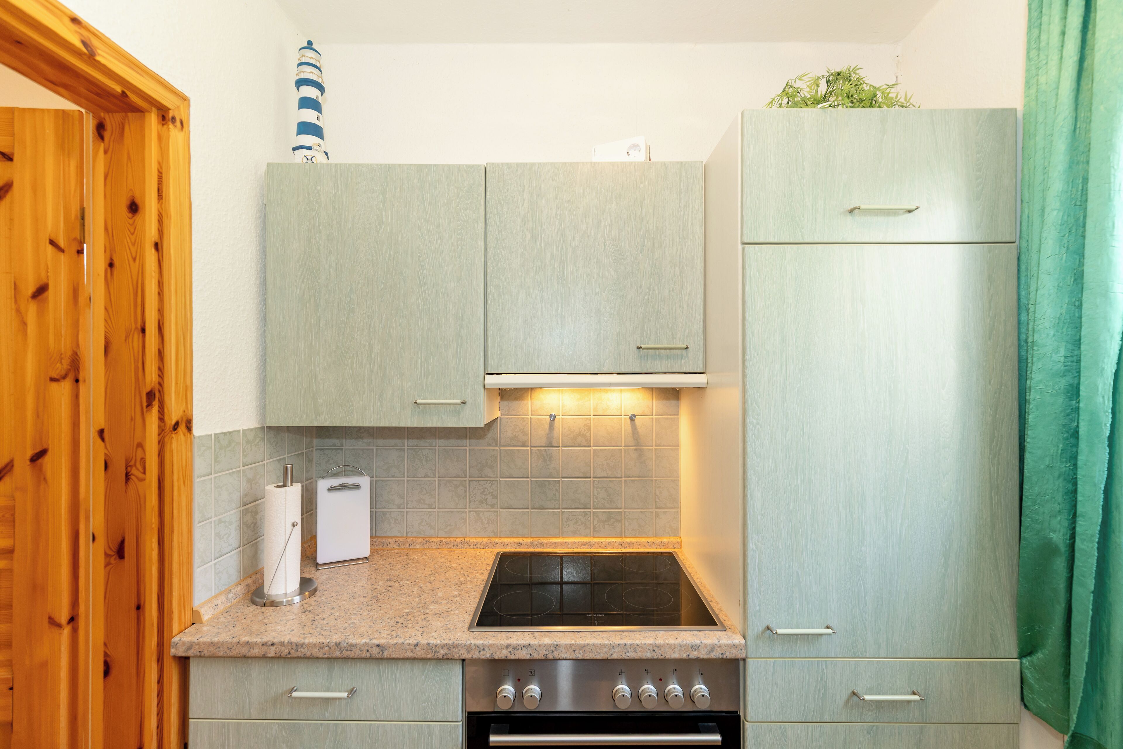 Wasserkocher mit Kaffee-/Teezubehör, Kühlschrank, Ofen, Herdplatte