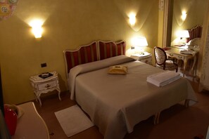Phòng đôi hoặc 2 giường đơn Deluxe | Bộ đồ giường cao cấp, két bảo mật tại phòng, bàn 
