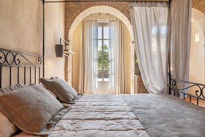 Junior Suite Deluxe | Bộ trải giường bằng vải Frette của Ý, bộ đồ giường cao cấp