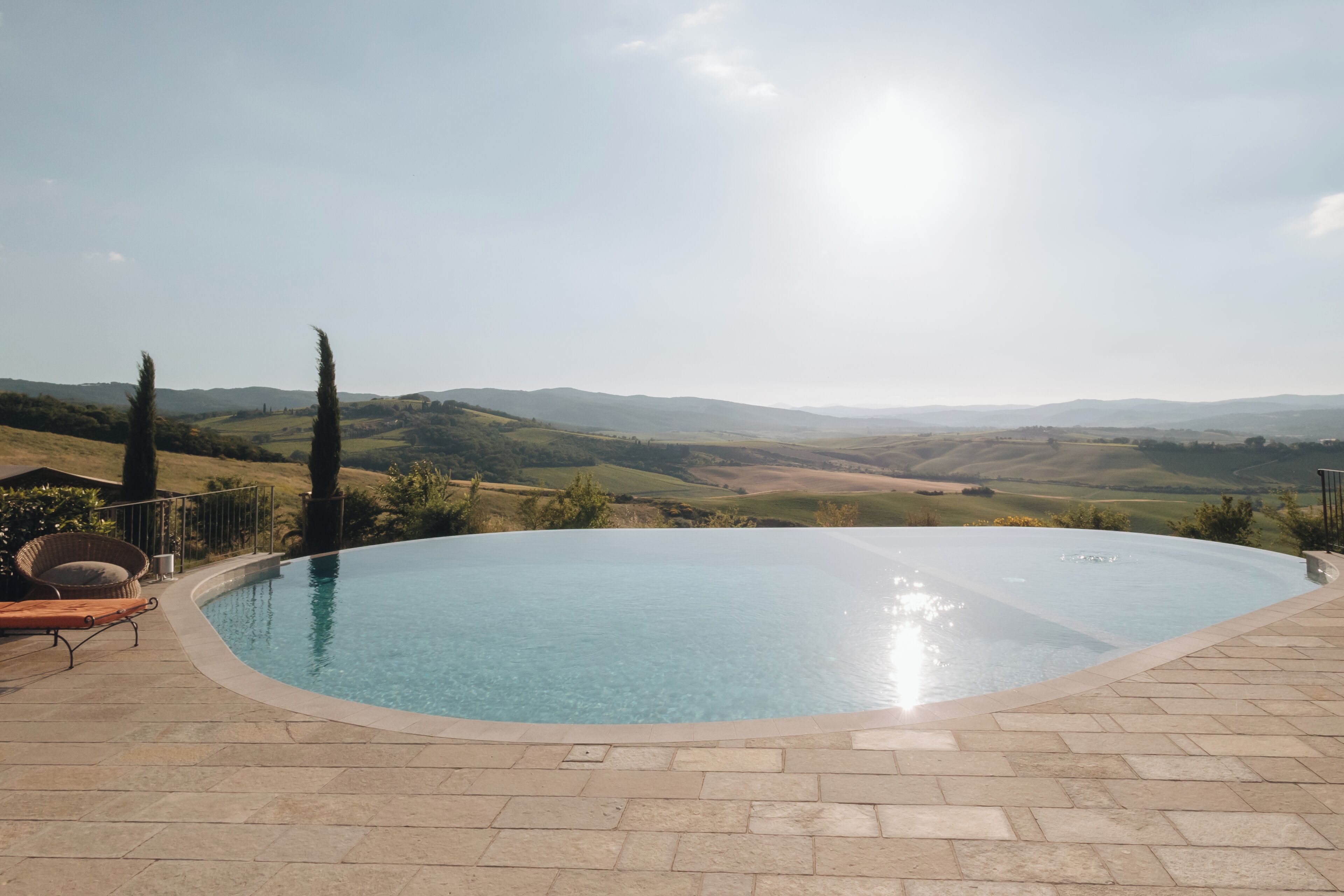 En säsongsöppen utomhuspool, parasoller och solstolar