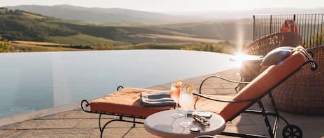 Sæsonbestemt udendørs pool, åben fra kl. 08.00 til kl. 20.00, parasoller