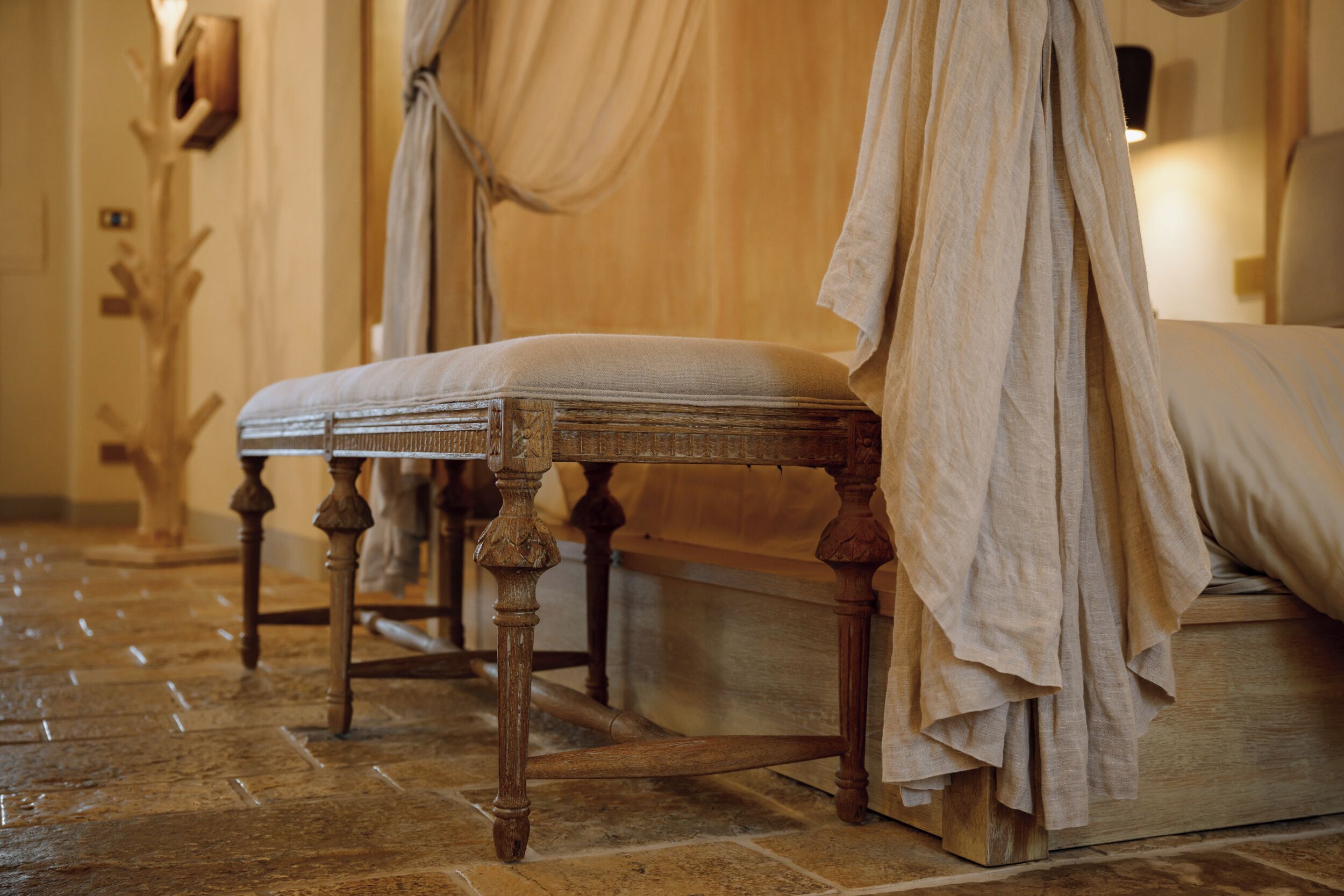 Une chambre à coucher avec un lit en bois, une table de chevet et une chaise.