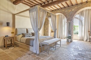 Junior Suite Deluxe | 意大利 Frette 床单、高档床上用品、Select Comfort 床、迷你吧