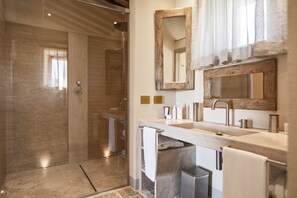 Junior Suite | Badkamer | Een douche, gratis toiletartikelen, badjassen, pantoffels